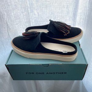 Toms Sunrise Flats Black Suede/Tassel